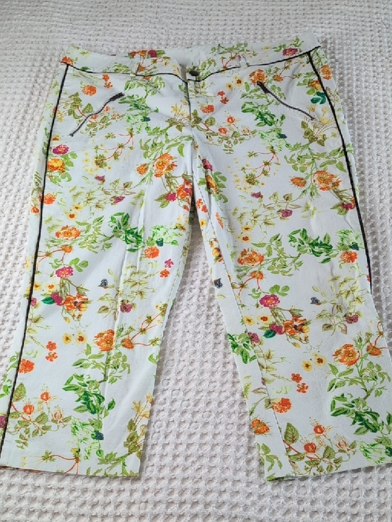 Disney Alice Floral Print White Crop Pants with Green and Orange Accents - Picture 6 of 9